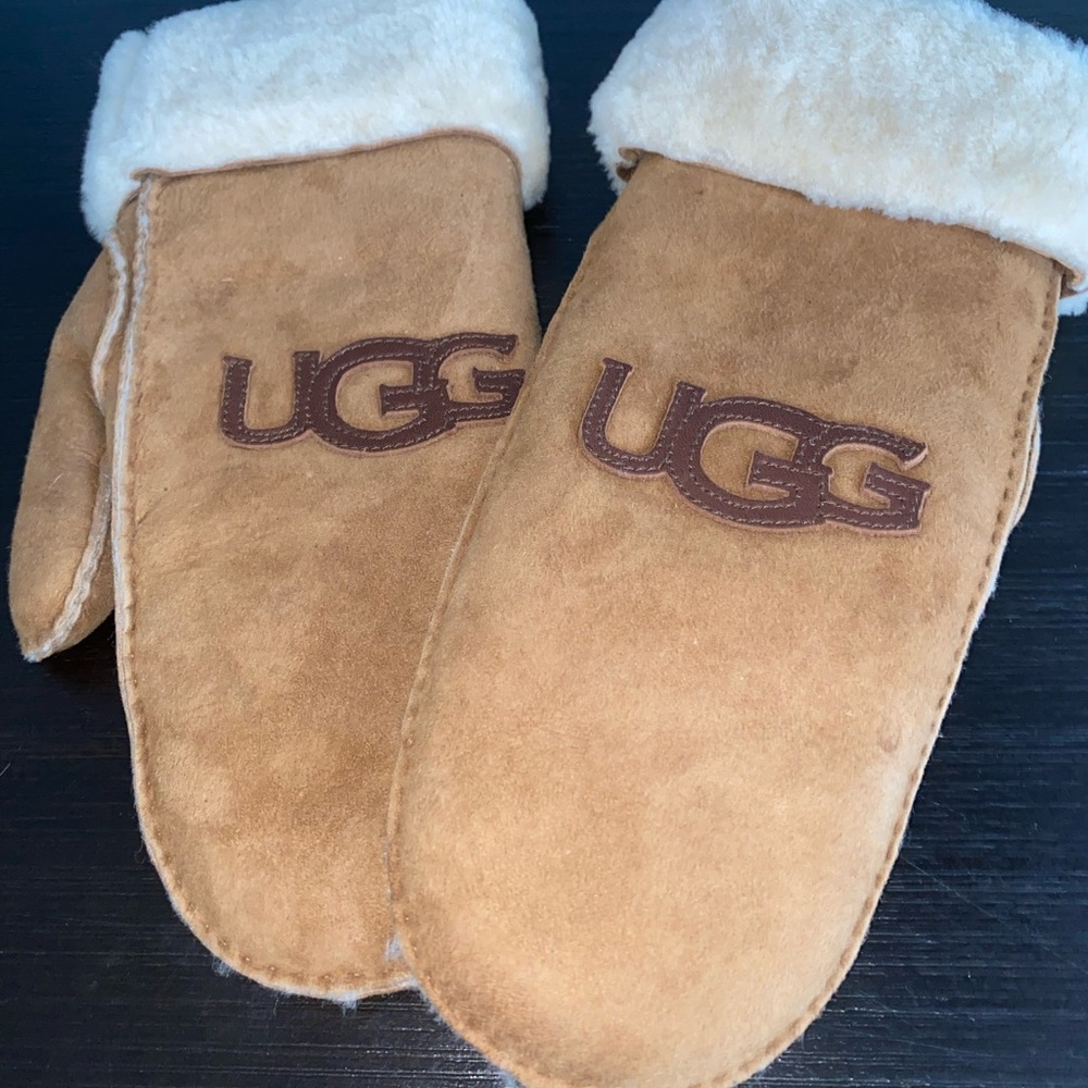 UGG Australia Sheepskin Heritage Logo Mittens Women’s size L/XL